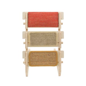 Tiragraffi ScratchLadder® Ultimate Cat: cuscino in velluto rosso con erba gatta, tappeto beige, tappeto in sisal