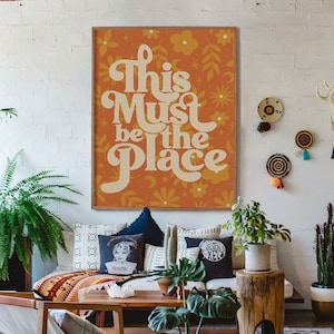 Estampado de estampado floral, Este debe ser el lugar, Póster de los años 70, Decoración vintage para el hogar, Arte de pared de los años 70, Póster retro