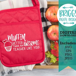 Könnte beinhalten: Ein roter Topflappen mit einem weißen Design, auf dem "Muffin Better Than An Awesome Teacher Like You!" steht, sowie eine kleine Illustration eines Muffins. Der Topflappen befindet sich in einer Holzschale mit roten Äpfeln und Herbstblättern.