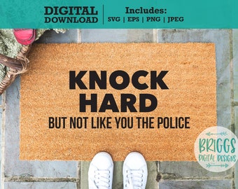 Könnte beinhalten: Eine braune Fußmatte mit dem Text "Knock Hard But Not Like You The Police" in schwarzen Buchstaben. Die Fußmatte liegt auf einer Steinoberfläche.