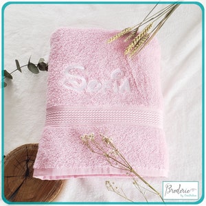 Serviette éponge personnalisée brodée serviette de bain personnalisée drap de bain personnalisé Idée cadeau Mamie Cadeau personnalisé Rose