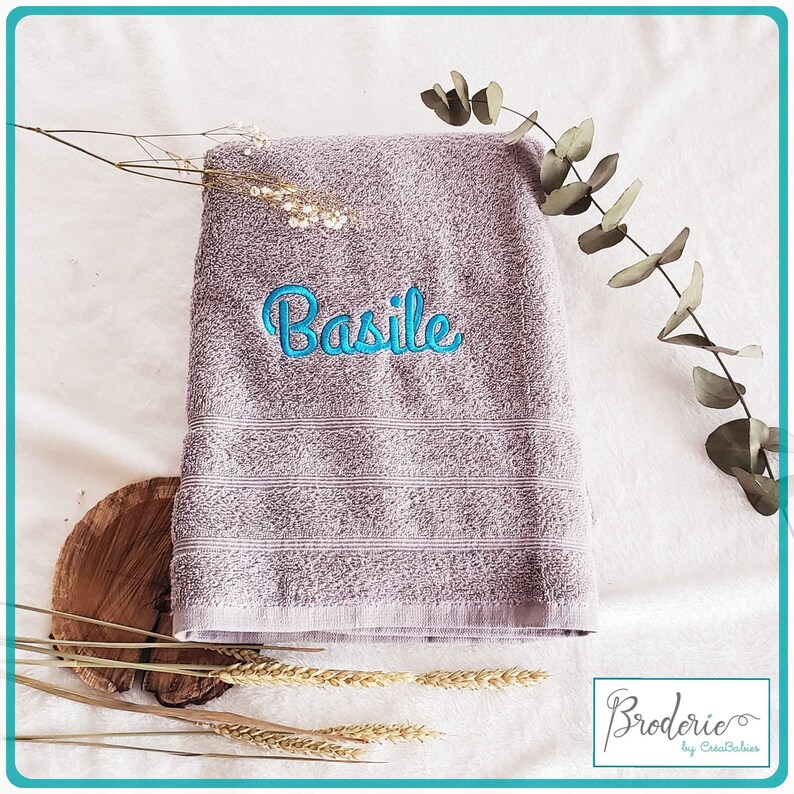 Serviette éponge personnalisée brodée serviette de bain personnalisée drap de bain personnalisé Idée cadeau Mamie Cadeau personnalisé Gris clair