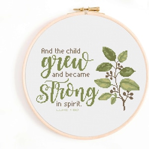 Op de afbeelding: Borduurpatroon met groene bladeren en de tekst "And the child grew and became strong in spirit. LUKE 1 80"