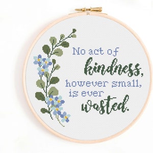 Peut inclure: Un cerceau de broderie au point de croix avec un fond blanc et une vigne verte feuillue avec des fleurs bleues. La citation "Aucun acte de gentillesse, aussi petit soit-il, n'est jamais perdu." est brodée en fil vert.