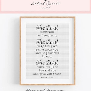 Op de afbeelding: Een ingelijst kruissteekpatroon met de tekst "The Lord bless you and keep you, The Lord make his face shine upon you and be gracious to you, The Lord turn his face toward you and give you peace. Numbers 6:24-26". Het patroon is in zwart-wit en is geplaatst op een witte achtergrond.