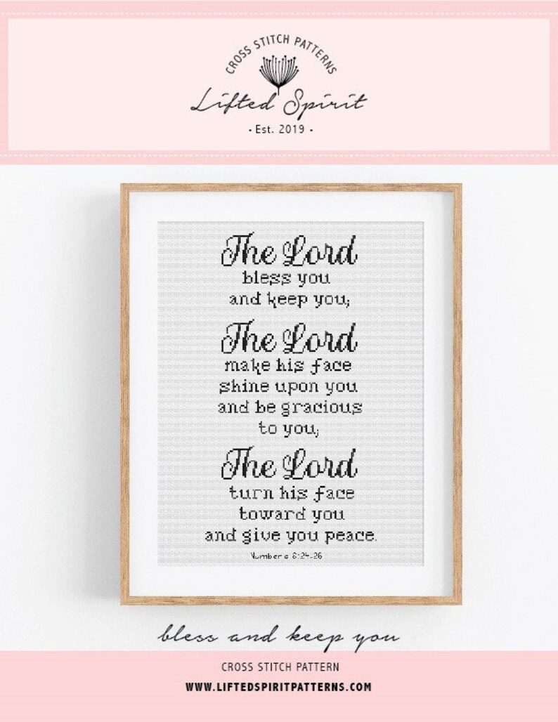 Op de afbeelding: Een ingelijst kruissteekpatroon met de tekst "The Lord bless you and keep you, The Lord make his face shine upon you and be gracious to you, The Lord turn his face toward you and give you peace. Numbers 6:24-26". Het patroon is in zwart-wit en is geplaatst op een witte achtergrond.