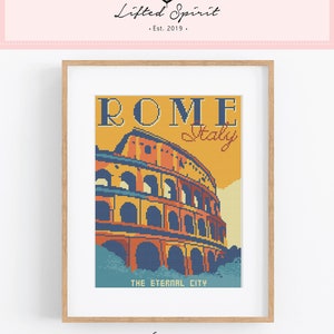 Puede incluir: Patr&oacute;n de punto de cruz del Coliseo en Roma, Italia. El patr&oacute;n es de estilo vintage con un fondo amarillo y colores azul, naranja y rojo. El texto "ROMA" e "Italia" est&aacute; en la parte superior del patr&oacute;n, y "THE ETERNAL CITY" est&aacute; en la parte inferior.