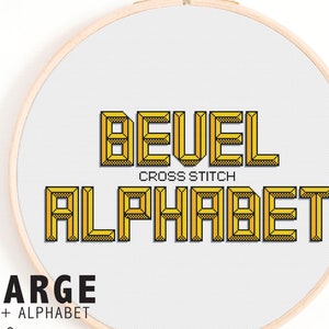 Op de afbeelding: Een kruissteekpatroon voor een groot "Bevel Alphabet" in geel. Het patroon wordt weergegeven op een witte achtergrond in een houten borduurring.