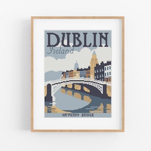 Puede incluir: Impresión enmarcada de Dublín, Irlanda, con una ilustración pixelada del puente Ha'penny. La obra de arte utiliza una paleta de colores apagados de azules, beiges y grises. El nombre de la ciudad está en la parte superior.