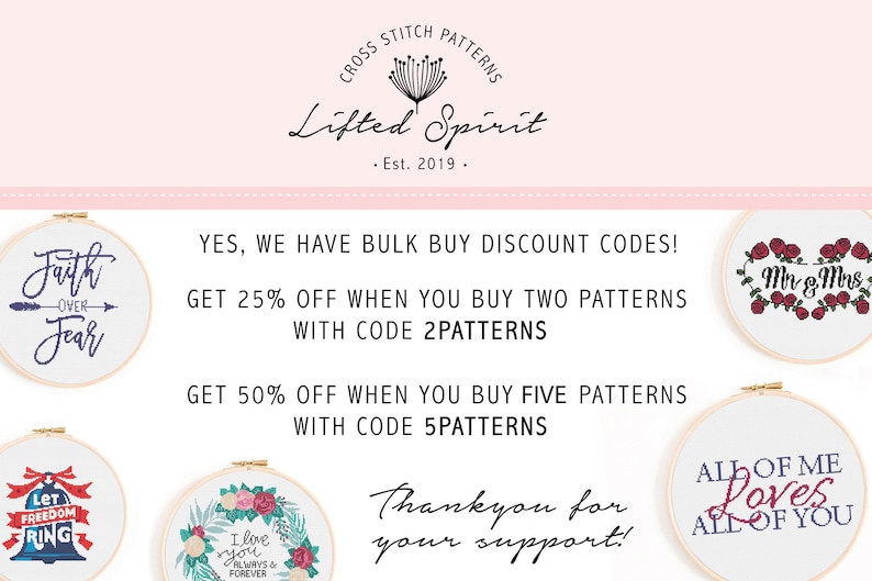 Op de afbeelding: Een roze en witte afbeelding met de tekst "Lifted Spirit" en "Est. 2019." De afbeelding bevat ook een bloemmotief. De tekst "YES, WE HAVE BULK BUY DISCOUNT CODES!" wordt weergegeven met twee kortingsaanbiedingen: "GET 25% OFF WHEN YOU BUY TWO PATTERNS WITH CODE 2PATTERNS" en "GET 50% OFF WHEN YOU BUY FIVE PATTERNS WITH CODE 5PATTERNS". De afbeelding bevat ook vijf borduurringen met verschillende ontwerpen. De tekst "Thankyou for your support!" wordt onderaan de afbeelding weergegeven.