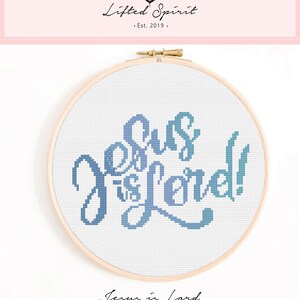 Puede incluir: Patr&oacute;n de punto de cruz para un aro con el texto "Jes&uacute;s es Se&ntilde;or" en letras azules y blancas.