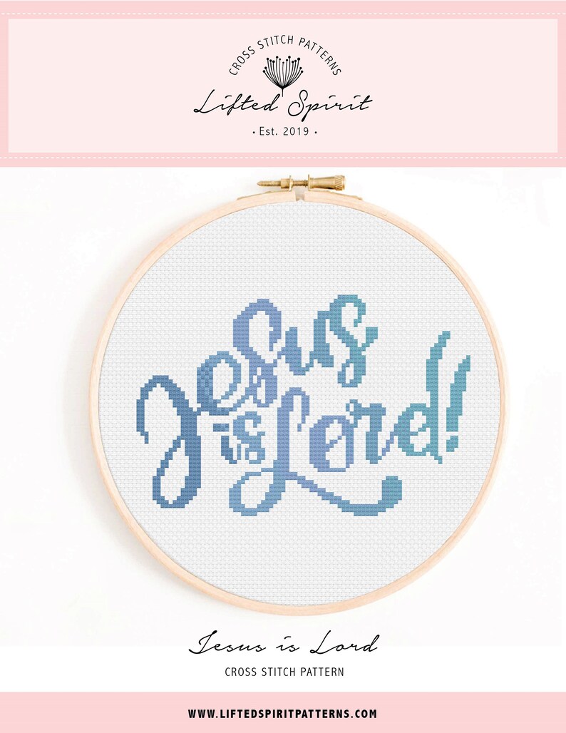 Puede incluir: Patr&oacute;n de punto de cruz para un aro con el texto "Jes&uacute;s es Se&ntilde;or" en letras azules y blancas.