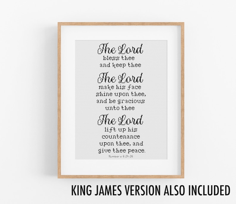 Op de afbeelding: Een printbaar wanddecor ontwerp met een zwart-wit tekstcitaat uit de Bijbel, Numeri 6:24-26. De quote luidt: "De Heer zegene u en behoede u. De Heer laat zijn aangezicht over u schijnen en zij u genadig. De Heer verheffe zijn aangezicht over u en geve u vrede." De tekst is in een decoratief lettertype en is ingelijst in een houten lijst.