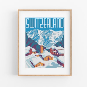 Puede incluir: Un diseño de punto de cruz enmarcado que representa un pueblo de montaña nevado con la palabra "SWITZERLAND" en la parte superior. El pueblo se representa en un estilo pixelado con casas coloridas y un campanario de iglesia.