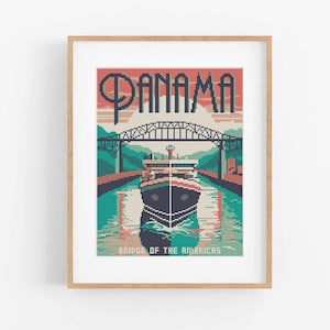 Könnte beinhalten: Ein Vintage-Reiseposter in den Farben Rot, Weiß und Blau. Das Poster zeigt den Text "PANAMA" in einer fetten, stilisierten Schrift. Unter dem Text befindet sich eine Darstellung der Brücke der Amerikas, einer großen Hängebrücke, mit einem Schiff, das darunter fährt. Das Poster hat einen grünen und blauen Hintergrund mit einem Sonnenuntergang im Hintergrund.