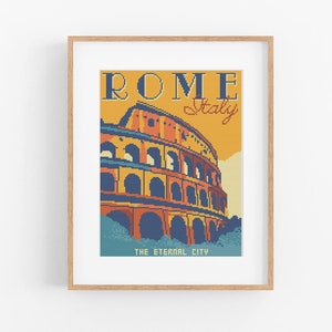 Puede incluir: Un póster de viaje de estilo vintage con fondo amarillo que presenta el Coliseo en Roma, Italia. El texto dice "ROMA Italia LA CIUDAD ETERNA".