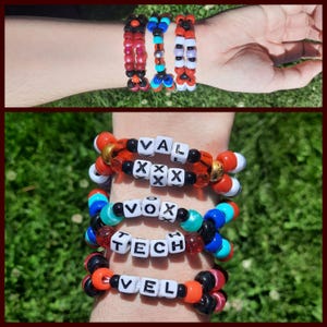 Peut inclure: Plusieurs bracelets de perles color&eacute;es. Les bracelets pr&eacute;sentent diverses couleurs, notamment le rouge, le noir, le blanc, le bleu et l'orange. Certains bracelets comportent des perles lettr&eacute;es &eacute;pelant des mots. Les bracelets sont port&eacute;s au poignet.