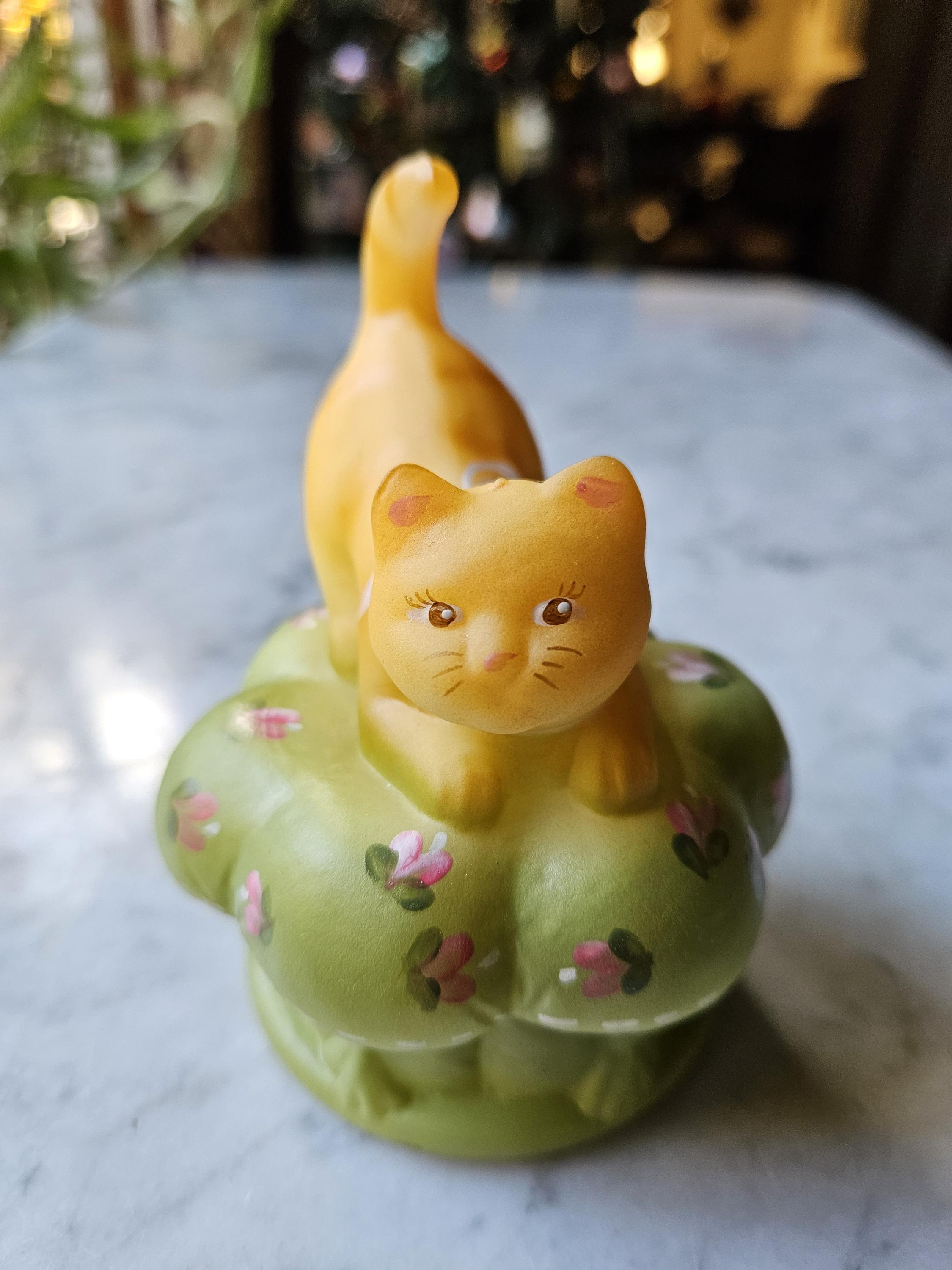 B FENTON 花柄 CAT フェントン 目を閉じてる猫 ミルクガラス 置物