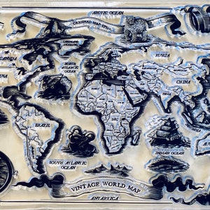 Puede incluir: Un juego de sellos transparente con un diseño de mapa del mundo vintage. El mapa muestra continentes, océanos y etiquetas como "Océano Pacífico" y "Canadá". Incluye una rosa de los vientos y el texto "VINTAGE WORLD MAP".