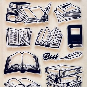 Puede incluir: Una colección de imágenes en blanco y negro de libros y estanterías. Las imágenes incluyen montones de libros, libros abiertos, un solo libro con un marcador y una pluma y tintero. También se incluye la palabra "Book".