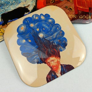 Könnte beinhalten: Satz mit vier quadratischen Untersetzern mit berühmten Gemälden von Vincent van Gogh. Die Untersetzer zeigen Bilder von Sonnenblumen, einer sternenklaren Nacht, einem Selbstporträt und einem Schlafzimmer. Jeder Untersetzer hat eine glänzende Oberfläche und abgerundete Kanten.