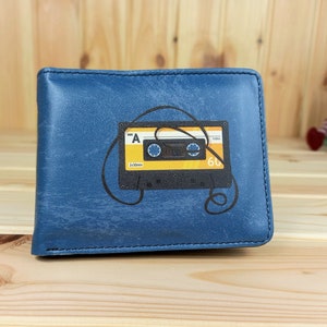 Cartera de hombre fabricada en piel sintética con un divertido diseño retro práctica billetera | Cartera de cuero de diseñador | Patrón de cinta de casete de música