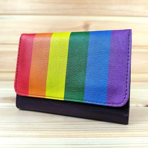Cartera unisex fabricada en piel sintética | patrón de rayas de colores | Monedero pequeño | Diseño de amor | Cartera llamativa