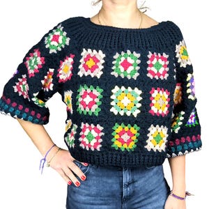 Cropped Pullover Handgehäkelt | Granny Square Design Schwarz Bunt Häkelpullover | Oversized Sweater Damen | Festivals Outfit Retro Geschenk