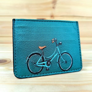 Tarjetero unisex | Cartera mini vegana en color verde | Cartera retro minimalista con estampado de bicicletas | Art nouveau