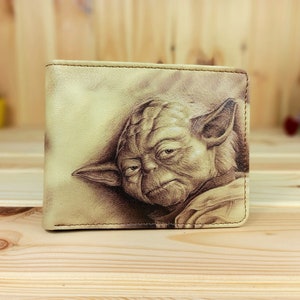 Herren Geldbörse aus Kunstleder mit lustigen Retro Design | handliche Brieftasche | Designer Leder Wallet | Star Wars Yoda Muster