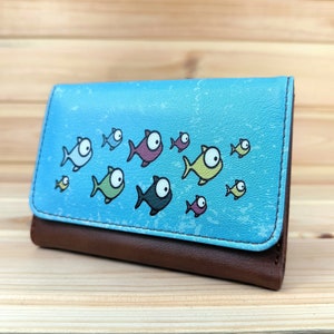 Cartera unisex fabricada en piel sintética | Patrón de peces de colores | Cartera pequeña de mujer | Diseño de amor de Piscis | billetera divertida