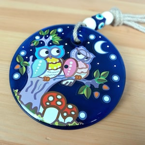 Wand deko Wand Amulett aus Glas Evil Eye Würfel bunte lustige Eulen-Karikatur Unikat Landhaus-Stil flörtende Eulen Wohnzimmer Kinderzimmer