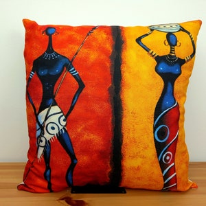 Può includere: Un cuscino decorativo con un design astratto che presenta due figure in blu, rosso, bianco e nero su uno sfondo giallo e arancione.
