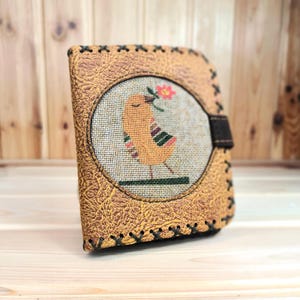 Cartera de mujer de piel sintética con un bonito estampado de pájaros | Monedero vegano para mujer hecho a mano | Diseño vintage único