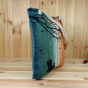 Höhe 41cm,  Breite 34cm, Zip&Click Verschluß, nutzbar auch als Einkauftasche.Nachhaltige Verarbeitung. sehr stabile Nahten.Eine Damen Tasche vor einem hölzernen Hintergrund. Die Tasche hat  sehr auffallende bunte Farben. Extravagante Ausstrahlung.