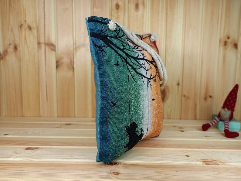 Höhe 41cm,  Breite 34cm, Zip&Click Verschluß, nutzbar auch als Einkauftasche.Nachhaltige Verarbeitung. sehr stabile Nahten.Eine Damen Tasche vor einem hölzernen Hintergrund. Die Tasche hat  sehr auffallende bunte Farben. Extravagante Ausstrahlung.