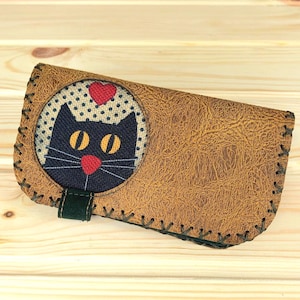 Cartera grande para mujer de piel sintética con estampado de gato | Cartera de mujer hecha a mano en color amarillo | Elegante billetera vegana de aspecto vintage