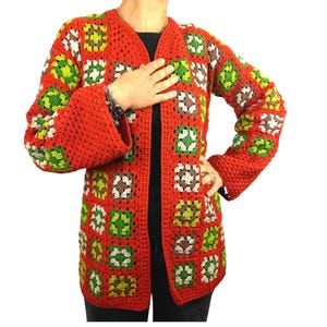 Lange Häkeljacke in Rostrot & Oliv | Granny Square Cardigan | Offener Layer für Herbst | Offene Patchwork Jacke |  70er Vintage Cottagecore
