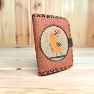 Cartera de mujer de piel sintética con un bonito estampado de pájaros | Monedero vegano para mujer hecho a mano | Diseño vintage único