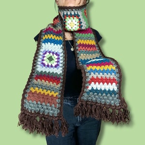 Handgehäkelter Retro Boho Schal | Langer Granny Square Frauen Schal mit Quasten | 70er Jahre Pastell Farben | Boho Chic Statement Scarf