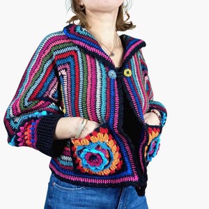 Frauen Häkeljacke | handgehäkelte Cardigan Frida Kult | Oma Kragen | Seitentasche mit Blumen Muster | Boho-Jacke | Knöpfe | Geschenk Idee