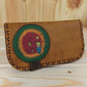 Cartera grande de mujer fabricada en piel sintética El Principito | Cartera de mujer hecha a mano Cartera vegana | Aspecto vintage | Respetuoso con el medio ambiente