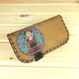 grand portefeuille pour femme en similicuir motif femme | Portefeuille femme fait main | Portefeuille végétalien élégant bohème | Look bohème