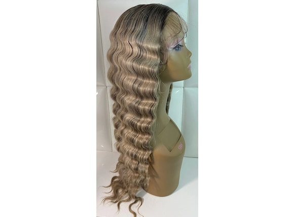 Glamorous Long Wavy Blonde Wig Glamorous Long Wavy Blonde Wig