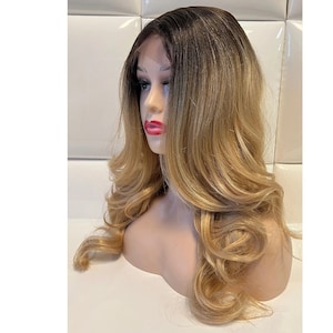 GOLDEN BLONDE (racines brunes) Perruque avant en dentelle - Partie profonde de 5 pouces - Cheveux bouclés ondulés naturels doux synthétiques - Perruques blondes en couches glamour