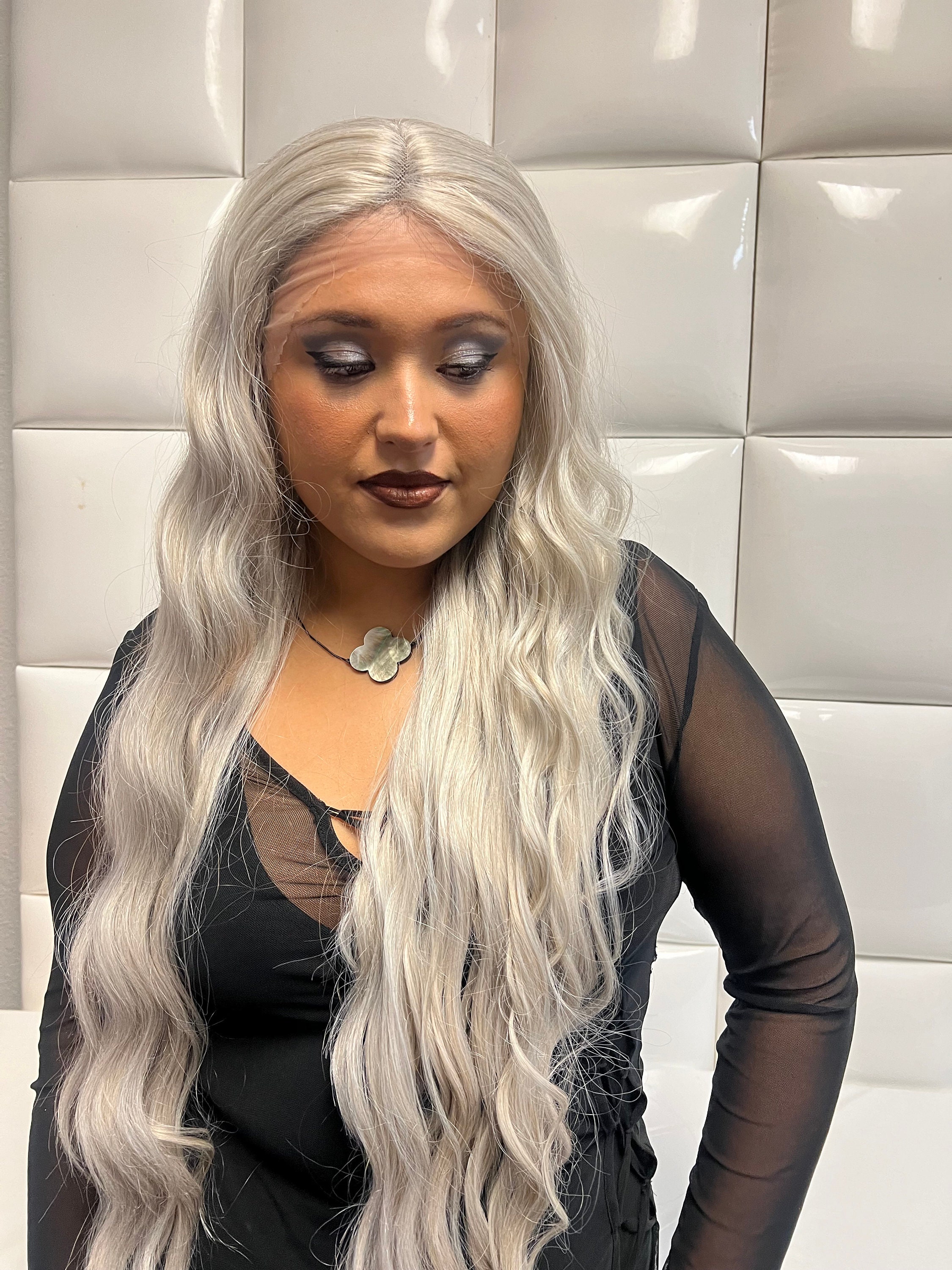 uri　シルクサテン100％レーススリップヴィンテージライトグレーシルバー Synthetic Swiss Lace Front Wig * SILVER LIGHT GREY Hair - Black