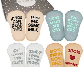 Chaussettes pour bébé – Citations amusantes (4 paires uniques) Chaussettes pour bébé fille/garçon Coffret cadeau de fête prénatale Antidérapant, personnalisé, boîte cadeau – Cadeaux pour nouveau-né