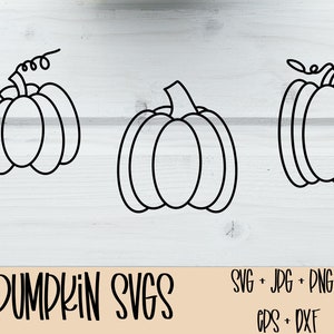 Könnte beinhalten: Drei Schwarzweiß-Zeichnungen von Kürbissen. Der Text "3 PUMPKIN SVGS" befindet sich am unteren Rand des Bildes. Der Text "SVG + JPG + PNG +  GPS + DXF" befindet sich unten rechts im Bild.