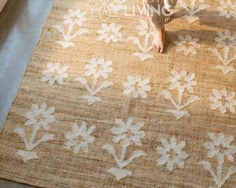 Natürlicher Blumenjuteteppich, zeitgenössisches Boho-Dekor, Blumenmuster, umweltfreundliches Flachgewebe