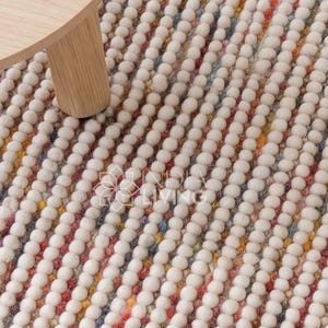 Wit wollen vloerkleed in een regenboogkleurenmix - Kleurrijk, grof geweven tapijt, hippe decoratie voor de kinderkamer